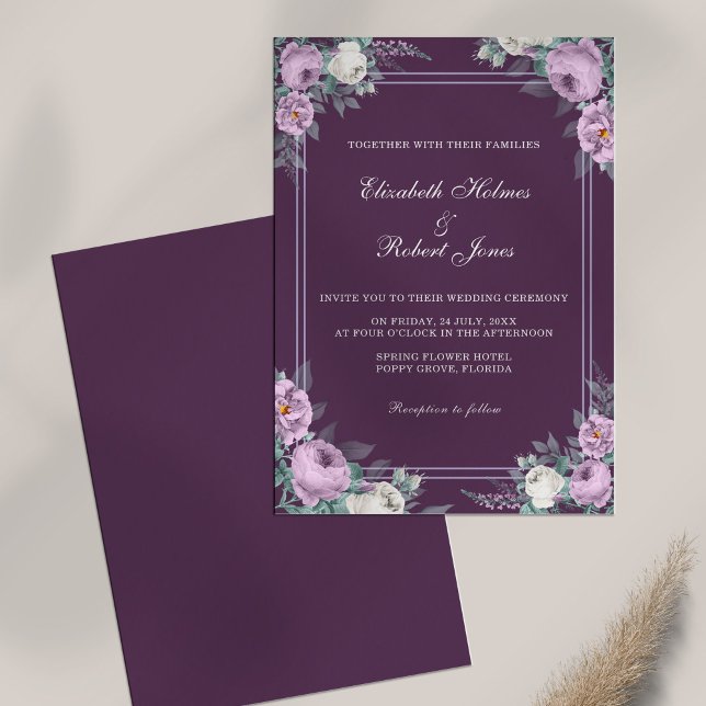 Invitación a la boda floral púrpura oscura (Dark Purple Floral Wedding Invitation on white table.)