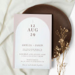 Invitación a la boda minimalista de un arco modern<br><div class="desc">Diseñada para coordinar con nuestra moderna colección de Boho Arch, esta moderna invitación a la boda incluye el moderno y popular arco de color blanco sobre fondo beige rosado, combinado con el tipo de letra del guión. La foto de la parte posterior de la tarjeta se puede editar o eliminar....</div>