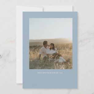 Invitación a la boda minimalista en azul y crema