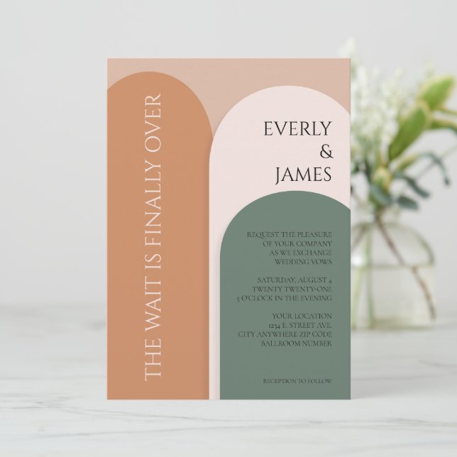 Invitación a la boda moderna en arco en tonos tier (Anverso de pie)