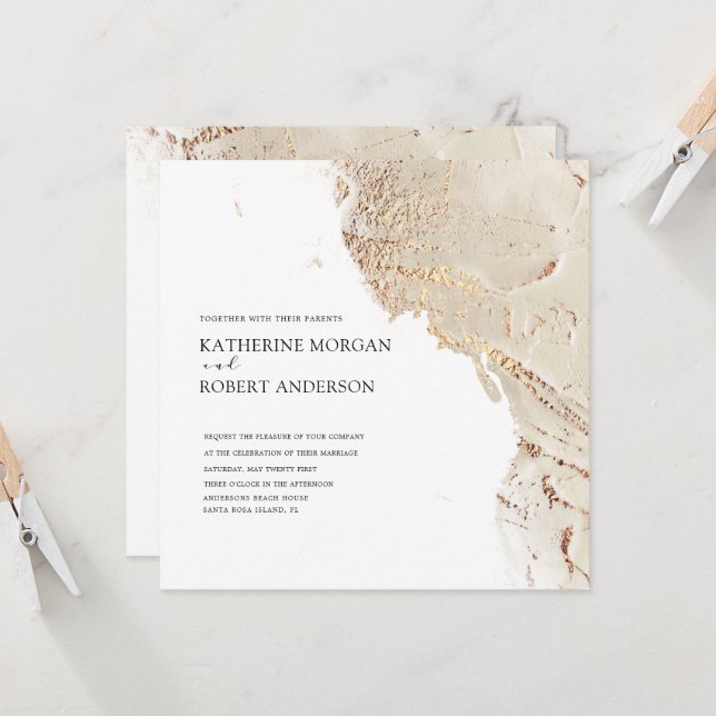 Invitación a la boda moderna sobre el oro en textu (Anverso/Reverso In Situ)