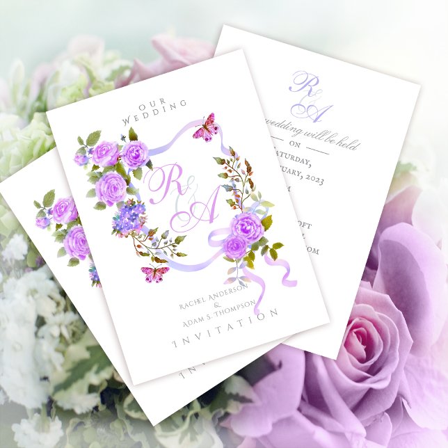 Invitación a la boda monográfica de la cinta Rosa  (Elegant Purple Rose Ribbon Monogram Invitation Card.)