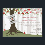 Invitación a la boda otoñal de Apple Orchard<br><div class="desc">Invitación a una boda en otoño con el ilustracion de un huerto de manzanas con manzanas rojas. El tronco envuelto con pancarta puede ser personalizado con los nombres de novia y novio. La palabra es de novia y novio.</div>