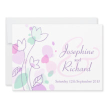 Invitación a la boda púrpura de pétalos de flores 