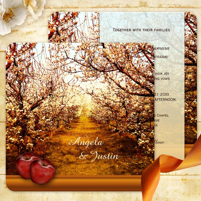 Invitación a la boda romántica con un huerto de Ap (Colorful wedding invitation featuring a orchard and apples in sunny ocher and reds)
