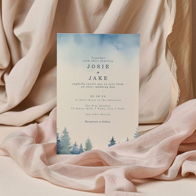 Invitación a la boda verde de pinos azules de invi (Soft evergreen trees balanced with a light, misty blue sky at the top wedding invitation.)