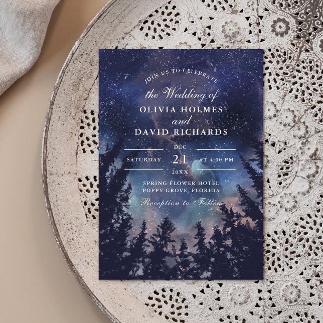 Invitación a la celebración de una boda Starry Nig (Starry Night Forest Wedding Invitation on a neutral boho plate.)
