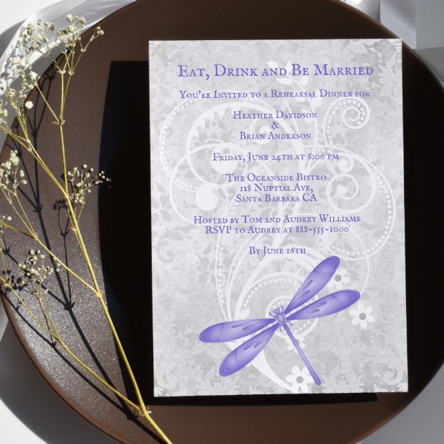 Invitación a la cena de Boda de la libélula púrpur (Purple Dragonfly Wedding Rehearsal Dinner Invitation)
