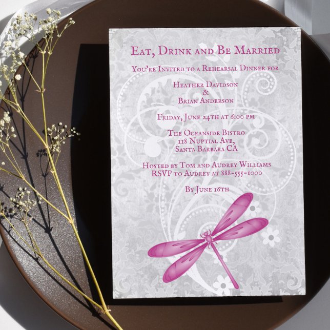 Invitación a la cena de Boda Magenta Dragonfly (Magenta Dragonfly Wedding Rehearsal Dinner Invitation)