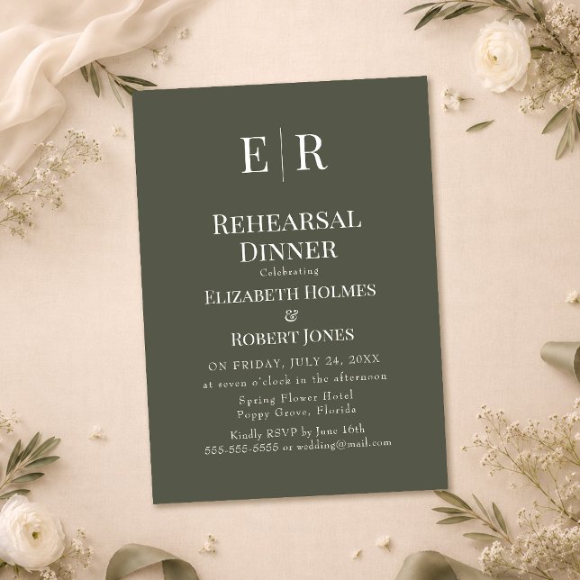 Invitación a la cena de ensayo con monograma de ol (Dark Olive Monogram Rehearsal Dinner Invitation on a wedding table with white flowers)