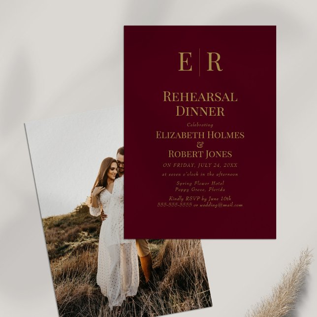 Invitación a la cena de ensayo con monograma de or (Burgundy Monogram Custom Photo Rehearsal Dinner Invitation on white table with dry wildflower.)
