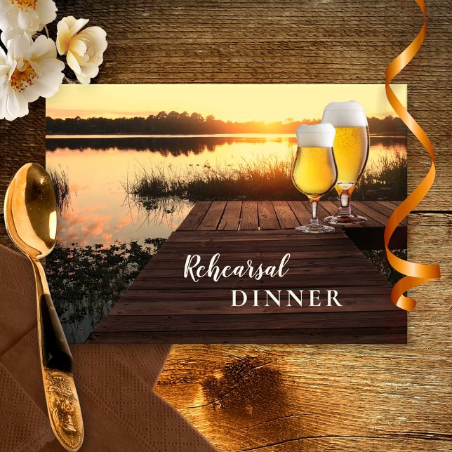 Invitación a la cena de ensayo de cerveza de sol d (Rehearsal Dinner invitation featuring a sunset at a lake with two beer glasses on a jetty)