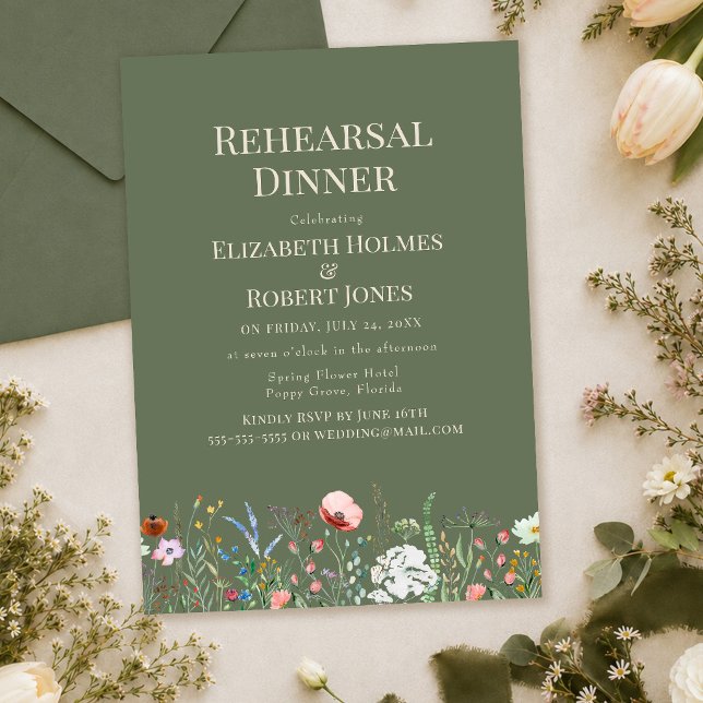 Invitación a la Cena de Ensayo de la Flor Silvestr (Olive Green Wildflower Rehearsal Dinner Invitation with envelope and wildflowers)
