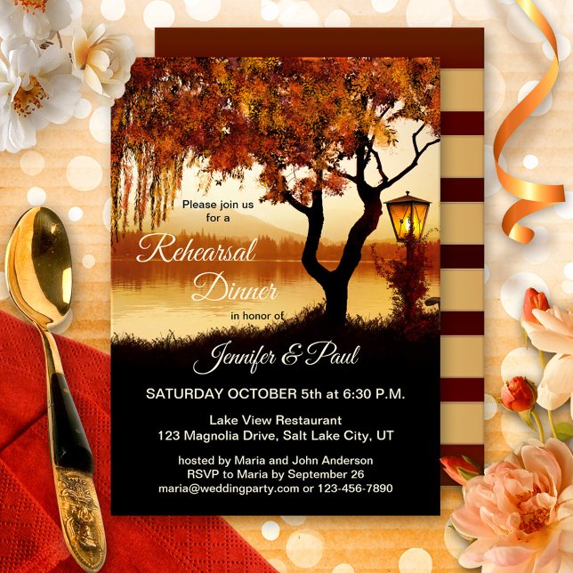 Invitación a la cena de ensayo de la vista del lag (Rehearsal Dinner invitation featuring a colorful autumn tree and festive lantern overlooking a lake)