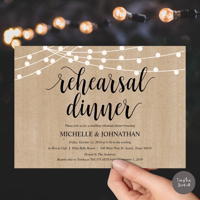 Invitación a la cena de ensayo de luces de cadena  (Rustic String Lights Rehearsal Dinner Invites Card, PDF, Brown Wood Background)