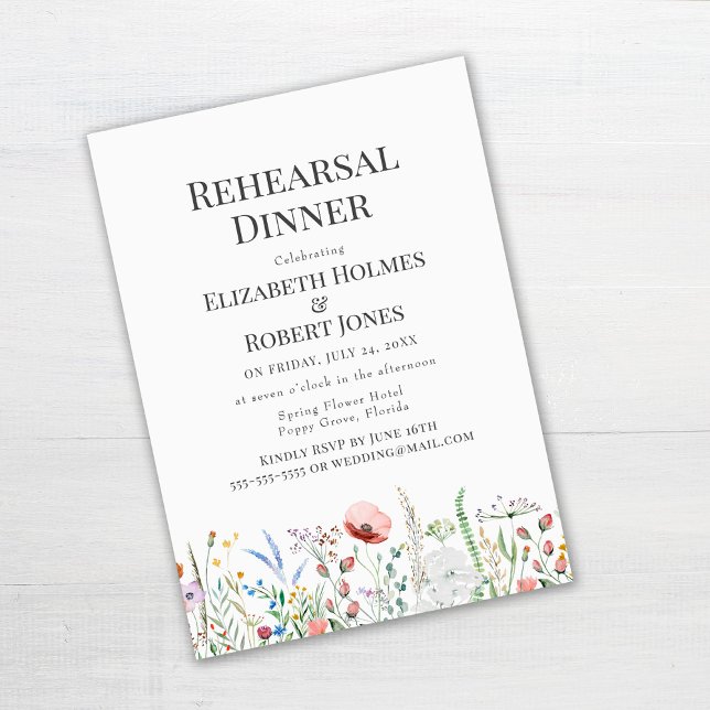 Invitación a la cena de ensayo en el prado de flor (Wildflowers Rehearsal Dinner Invitation Template on white wooden table)