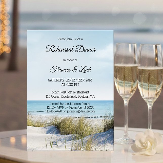 Invitación a la cena de los ensayos de playa y dun (Modern rehearsal dinner invitation with an image of dunes overlooking a beach)
