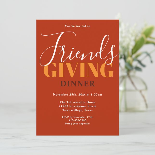 Invitación a la cena de tipografía Naranja Friends (Anverso de pie)