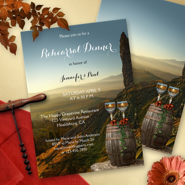 Invitación a la cena del ensayo del tema del vino  (Rehearsal Dinner invitation featuring a painting of two wine glasses and grapes on a barrel)