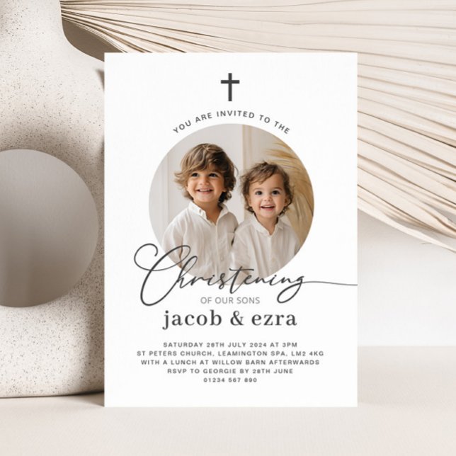 Invitación a la cristiandad de los chicos de la ju (Round Photo Joint Boys Christening Invitation)
