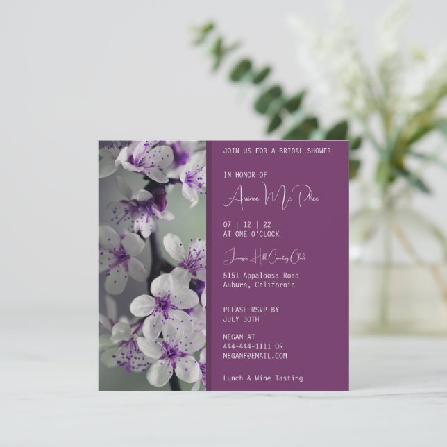 Invitación a la ducha con flores moradas y blancas (Anverso de pie)