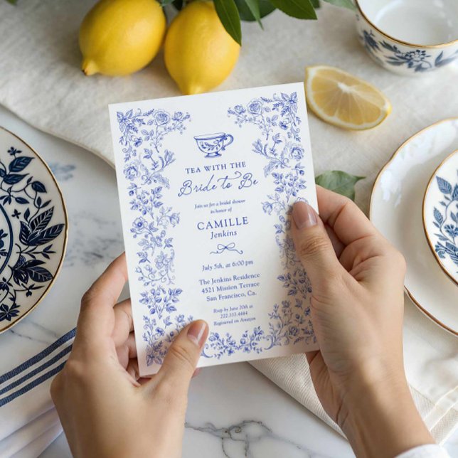 Invitación a la ducha de novia del Fiesta de té co (Tea Party Blue Floral Bridal Shower Invitation)