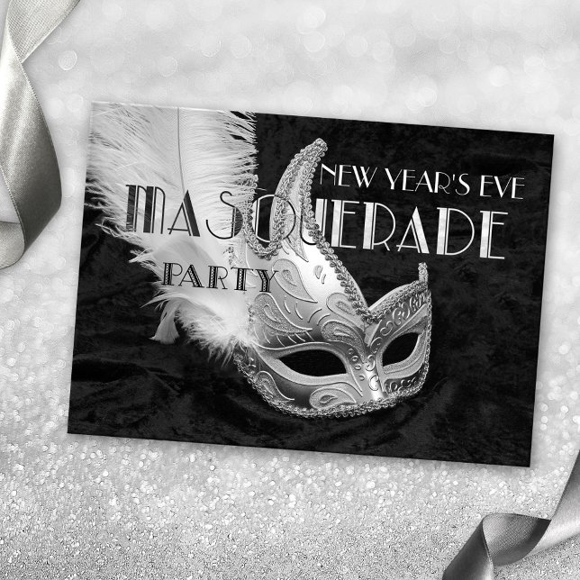 Invitación a la fiesta de baile de máscaras de pla (A festive masquerade party invitation in black and white featuring a silver mask on black velvet)