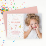 Invitación a la fiesta de cumpleaños de niños con<br><div class="desc">Las invitaciones a la fiesta de cumpleaños de los niños con los arcoiris Sprinkles presentan rociados de caramelos pastel,  nombre y edad en negrita,  gorras fiestas y foto vertical. Personalizar el texto utilizando el botón Editar para personalizar las invitaciones.</div>