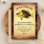 Invitación a la fiesta de cumpleaños de pescadores<br><div class="desc">Invite a sus huéspedes con esta rústica invitación a la fiesta de cumpleaños de pescadores con un bonito pescado sobre un fondo de pergamino vintage. Simplemente agregue los detalles de su evento en esta plantilla fácil de usar para convertirla en una invitación única. Voltea la tarjeta para mostrar una textura...</div>