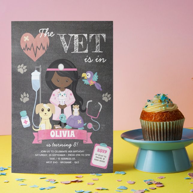 Invitación a la fiesta de cumpleaños del Chica Afr (This girl’s vet birthday invitation is just the right medicine to give your little one celebration!)