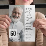 Invitación a la fiesta de cumpleaños número 60 de<br><div class="desc">Celebre con estilo con estas invitaciones modernas para fiestas de cumpleaños número 60 con un fondo blanco de moda,  una foto del chico/chica de cumpleaños,  el gracioso dicho "¡tomó sesenta años lucir así de bien!",  y una plantilla de texto simple que es fácil de personalizar.</div>