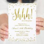 Invitación a la fiesta de cumpleaños sorpresa<br><div class="desc">Los confetti de oro falso salpican la invitación rosa de la fiesta con un diseño brillante para la fiesta sorpresa de cumpleaños. Perfecto para el cumpleaños moderno.</div>