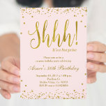 Invitación a la fiesta de cumpleaños sorpresa<br><div class="desc">Los confetti de oro falso salpican la invitación rosa de la fiesta con un diseño brillante para la fiesta sorpresa de cumpleaños. Perfecto para el cumpleaños moderno.</div>