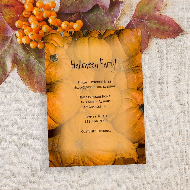 Invitación a la fiesta de Halloween de las calabaz (Invite friends to your Halloween gathering with this cute orange pumpkin invitation.)