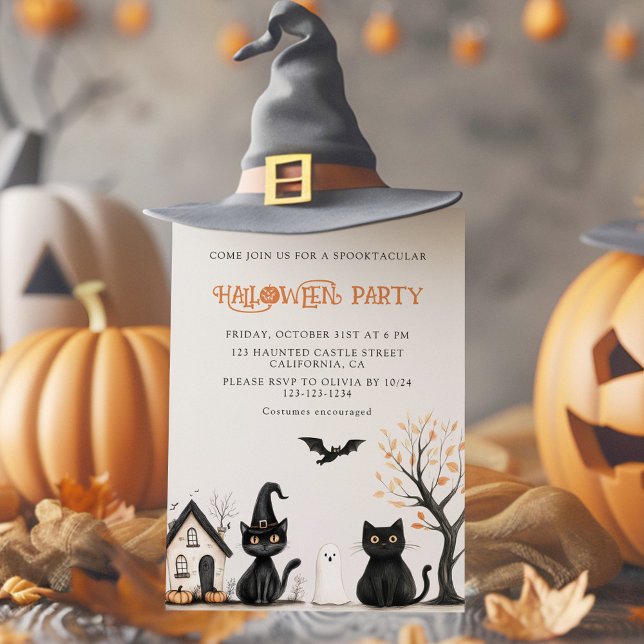Invitación a la fiesta de Halloween de los gatos n (Black Cats Halloween Party Invitation on a holiday table with Jack o lantens.)