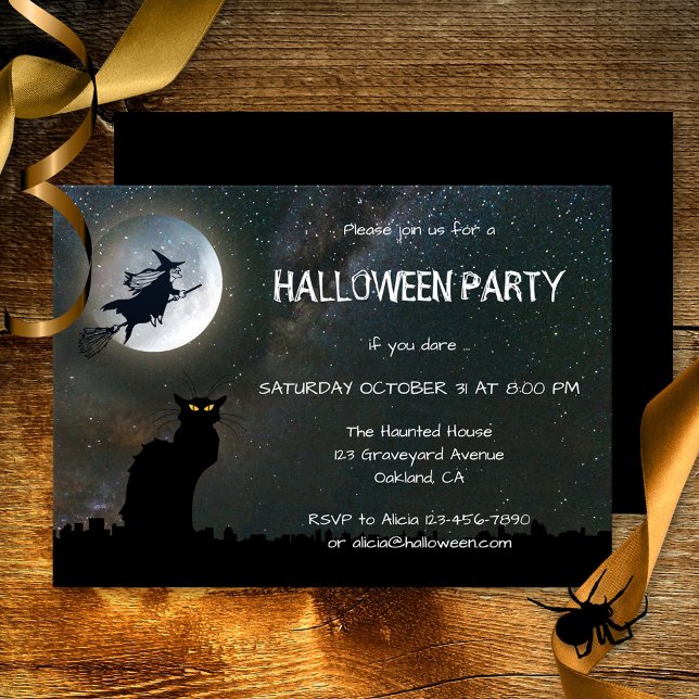 Invitación a la fiesta de Halloween para gatos noc (Halloween party invitation featuring a black cat sitting on the roof at full moon - with witch)