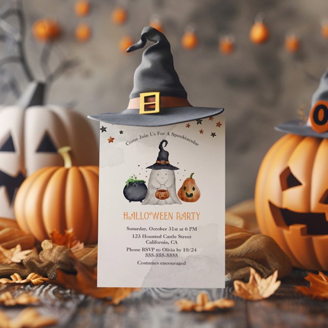 Invitación a la fiesta de Personalizados de Hallow (Cute Ghost Halloween Custom Party Invitation on a rustic table with Halloween decoration)