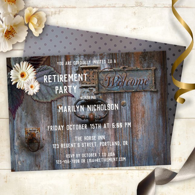 Invitación a la fiesta de retiro artístico ruso (Elegant retirement party invitation featuring a rustic wood door with daisy flowers)