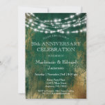 Invitación a la Fiesta del Aniversario de las Luce<br><div class="desc">Una rica invitación al aniversario de un boda verde lleno de color con un fondo dorado falso metálico y afligido con luces colgantes festivas. Perfecto para aniversarios de hito como el 5,  10,  15,  20,  25,  30,  35,  40,  45,  50,  55,  60... ¡o cualquier año!</div>