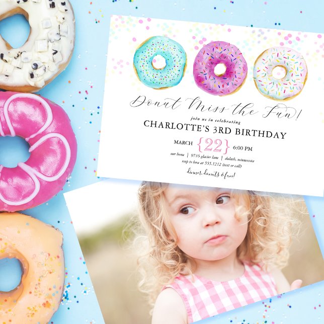 Invitación a la foto de la fiesta de cumpleaños de (Donut Birthday Party Photo Invitation. Donut themed photo invitation. Cute donut themed party invite)
