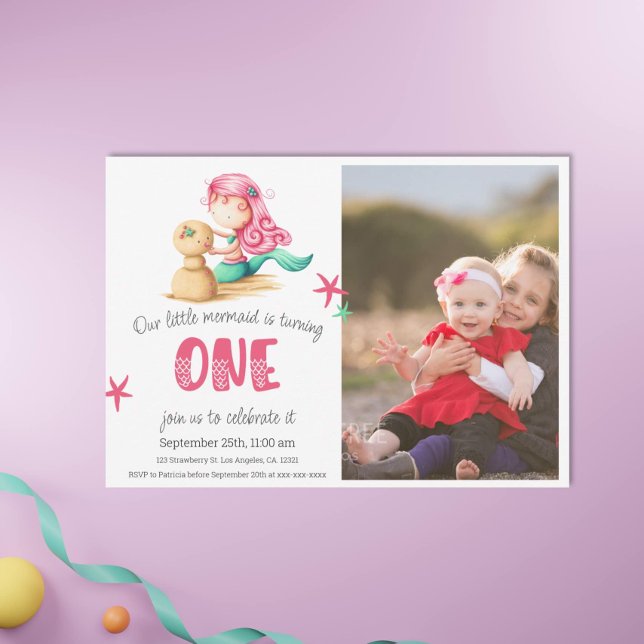 Invitación a la foto del primer cumpleaños de la s (Pink Mermaid First Birthday Photo Invitation by Kinda Cute by Patricia Alvarez)