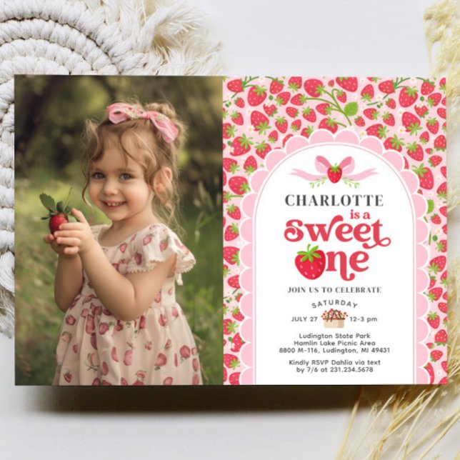 Invitación a la foto del primer cumpleaños de Swee (Sweet One Strawberry 1st Birthday Photo Invitation)