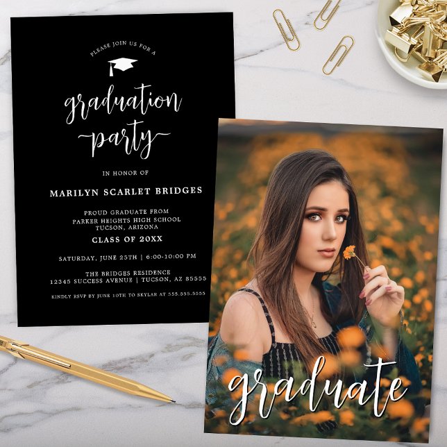 Invitación a la graduación de guiones modernos y s (black simple script graduation party invitation with modern typography and single graduate portrait)
