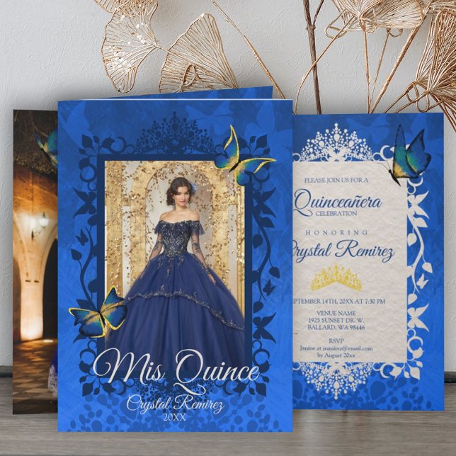 Invitación a la mariposa Quinceanera plegada azul (blue gold quinceanera invitation blue edge frame around invitation vines leaves fancy ornate)