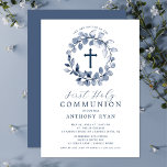 Invitación a la primera comunión de los niños con<br><div class="desc">Hermosas invitaciones de la Primera Comunión con una suave corona azul de hojas y una cruz sobre un fondo blanco. Invierta nuestra invitación para ver una coordinación de nuevo para un toque especial. Visite nuestra tienda para ver toda nuestra colección de hojas.</div>
