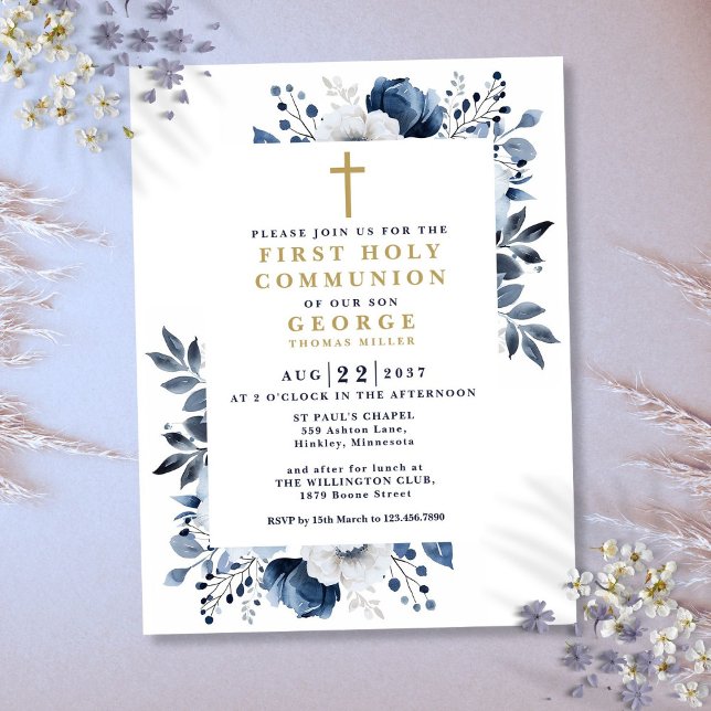 Invitación a la Santa Comunión de la Flora Azul de (Navy Blue Floral First Holy Communion Invitation Postcard)