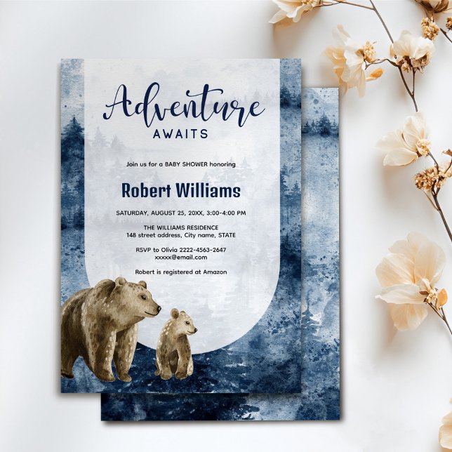 Invitación a la selva acuarela de madres y bebés (Watercolor foggy forest adventure awaits baby shower invitation with mommy and baby bear)