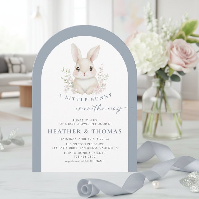 Invitación A Little Bunny Elegant Dusty Blue Arch Baby Shower (Subido por el creador)