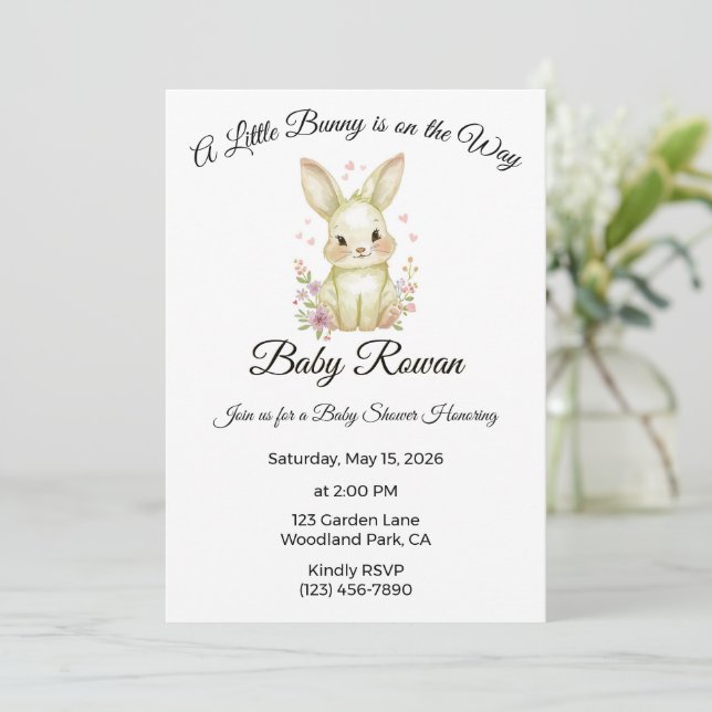 Invitación A Little Bunny is on the Way Pastel Olive Green  (Anverso de pie)