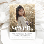 Invitación a los siete primeros cumpleaños de la f<br><div class="desc">Una simple invitación para el séptimo cumpleaños con tu propia foto y las palabras 'siete' encima de la parte superior.</div>